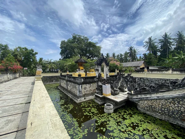 在游泳池中央的圣殿 它被称为巴厘努沙佩尼达的塔曼达伦寺 巴厘的印度教信仰和习俗 — 图库照片
