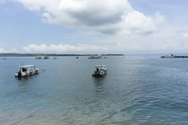 Deniz manzarası ve demir atmış balıkçı tekneleri. Nusa Penida Limanı, Bali.