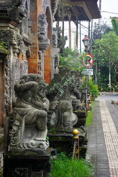 Szobrok Balinéz Díszek Válnak Díszek Előtt Ubud Palace Bali — Stock Fotó
