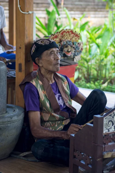 Gianyar, Bali (21 Ağustos 2022): Gamelan Rindik adında yaşlı bir adam Balili bir müzik aleti çalıyor.