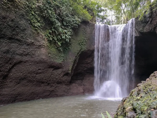 Pierwszy Plan Wodospadu Bali Nazywa Się Suwat Waterfall — Zdjęcie stockowe