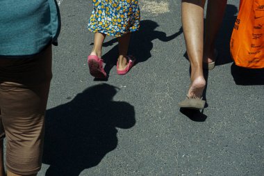 Sanur, Bali (23 Ekim 2022): Farklı nesillerden üç kadının sokakta yürüdüğünü görüyorsunuz