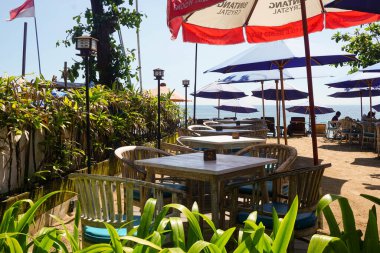 Sanur, Bali (23 Ekim 2022): Sanur sahili şezlonglarla dolu. Sabaha Sanur Sahili 'nin atmosferi