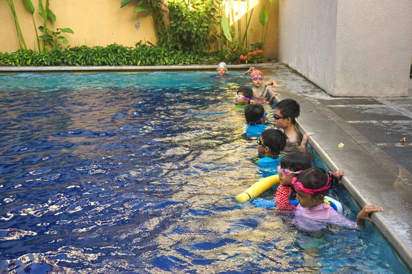 Denpasar Bali Oktober 2022 Schwimmbad Voller Kinder Die Schwimmen Lernen — Stockfoto