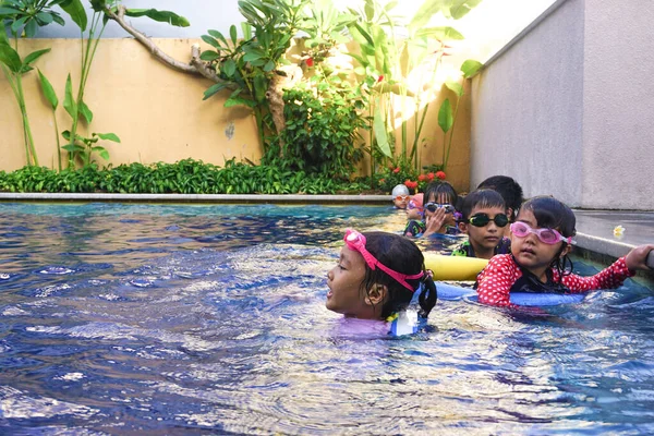 Denpasar Bali Outubro 2022 Piscina Cheia Crianças Aprendendo Nadar — Fotografia de Stock