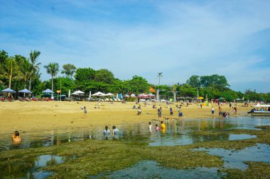 Sanur, Denpasar (18 Kasım 2022): Sahilde sabah atmosferi. Bir sürü yerli turist.