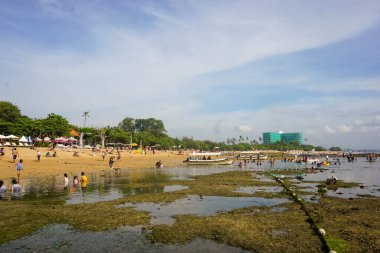 Sanur, Denpasar (18 Kasım 2022): Sahilde sabah atmosferi. Bir sürü yerli turist.