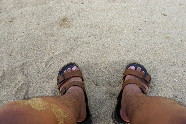Вид Расслабление Мужских Ног Пляже — стоковое фото