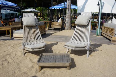 Sanur, Denpasar (12 Kasım 2022): Plajda sıralanmış tembel sandalyeler