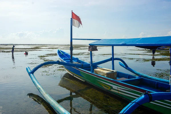 Bateau Pêche Appuyé Sur Plage Bateau Pêche Avec Drapeau Indonésien — Photo