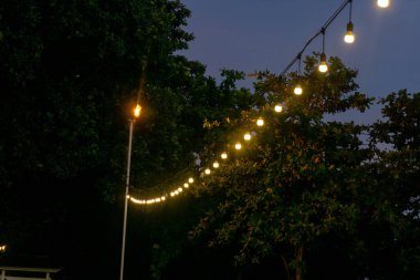 Mavi gökyüzü arkaplanına karşı sıralı estetik ışıklar