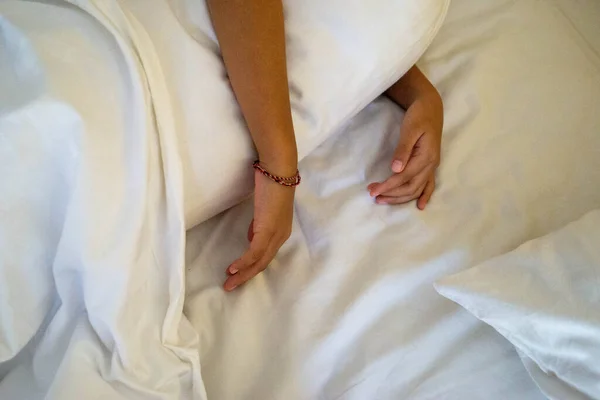 Kleine Hände Umarmen Ein Kissen Einem Hotelzimmer — Stockfoto