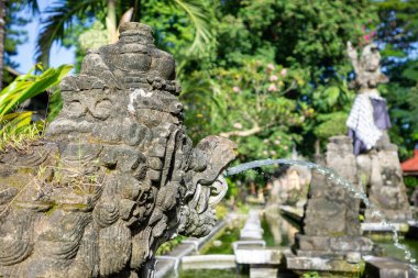 Bali kültürünün tipik bir bahçe süsü olarak duş almak