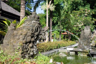 Bali kültürünün tipik bir bahçe süsü olarak duş almak