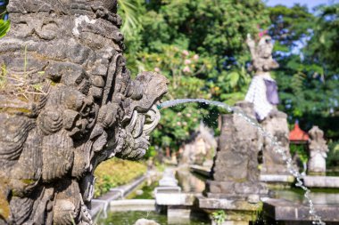 Bali kültürünün tipik bir bahçe süsü olarak duş almak