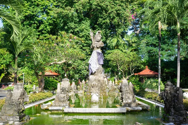 一座游泳池 上面有一座具有巴厘文化特色的雕像 — 图库照片