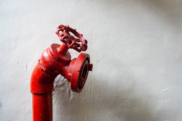 Kırmızı yangın musluğunun negatif boşluk beyaz arkaplanı