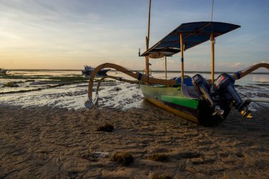 Balıkçı tekneleri sabah sahile demir atar.