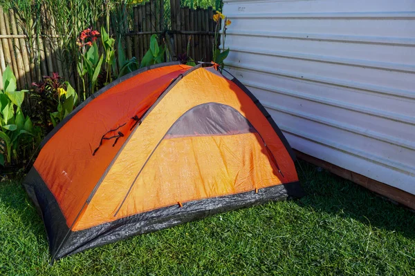Апельсиновая Палатка Зеленой Траве Сделать Палатки — стоковое фото