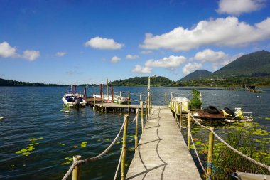 Göl kıyısında küçük bir iskelesi olan doğal manzara.