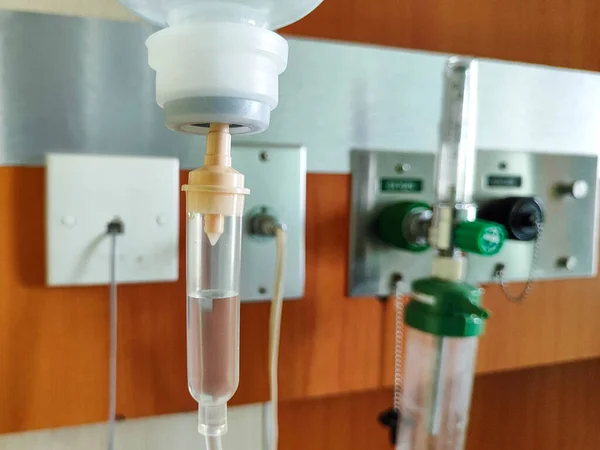 Hastane hasta odası geçmişi olan bir ilaç ve serumu.