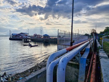 Bima, Batı Nusa Tenggara (26 Ekim 2024): Amahami, Bima kıyılarındaki Pertamina (Petrol Şirketi) boruları