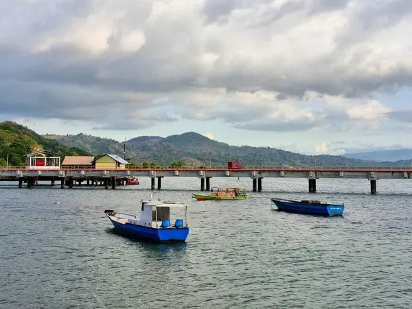 Öğleden sonra tepeler, köprüler, plajlar ve balıkçı tekneleri manzarası