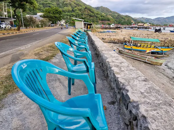 Bima, Batı Nusa Tenggara (27 Ekim 2024): Sandalyeler plajın kenarında düzgünce düzenlenmiştir