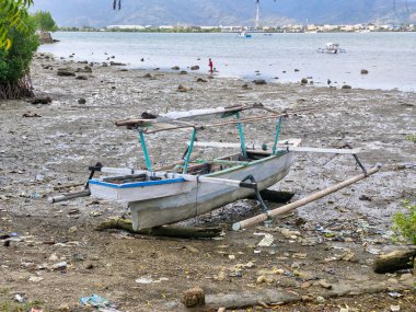 Bima, Batı Nusa Tenggara (7 Aralık 2024): Amahami Sahili kıyısında terk edilmiş tekne, Bima City