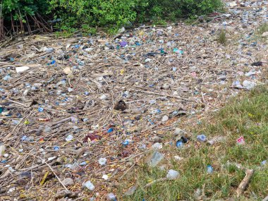 Bima, Batı Nusa Tenggara (7 Aralık 2024): Sahilde çöp. Plaj temizliğinin bir yansıması