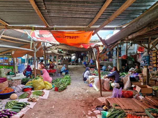 Bima, Batı Nusa Tenggara (24 Aralık 2024): Bima şehrindeki geleneksel pazar ortamı