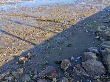 Kayalar ve deniz koşulları geri çekiliyor