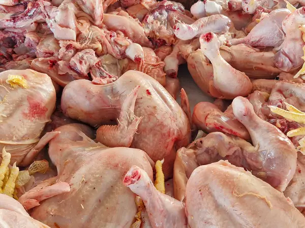 Taze tavuk kesilip satılmaya hazır.