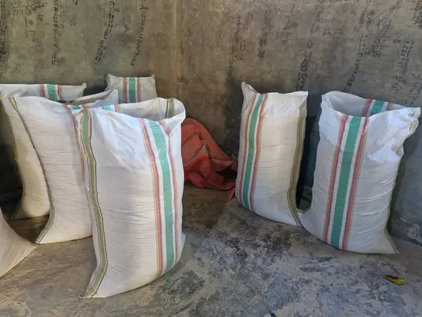 Tahıl dolu çuvallar depoya yerleştirilir.
