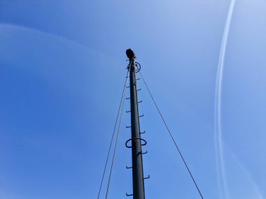 Feribot direklerinden biri, bir anten direği, üst sektöre ulaşmak için sağlam bir dayanağı var.