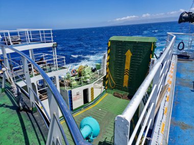 Feribotun üst güvertesi, yolcular için boş oturma yerleri, ve geminin motoru için egzoz alanı..