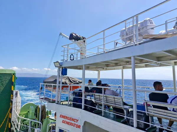 Feribotun üst güvertesi, yolcular için boş oturma yerleri, ve geminin motoru için egzoz alanı..