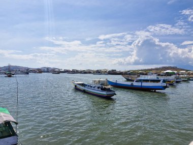 Balıkçı tekneleri ve balık tacirlerinin gemileri Sape, Bima, Nusa Tenggara Barat 'ta hareketli bir limanda hareketleniyorlar..