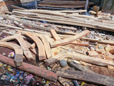 Tahta kirişler düzgünce dizilmiş, geleneksel bir balıkçı teknesi haline getirilmeye hazır.