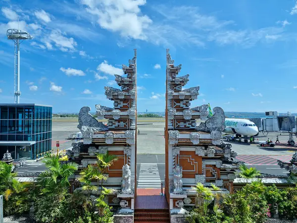 Ngurah Rai Uluslararası Havalimanı 'na giriş yolunu gösteren İkonik Bali kapısı, geleneği modernlikle harmanlıyor.