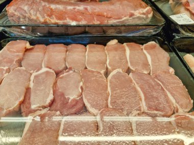 Buzda sergilenen taze domuz pirzolası yakın plan, bir sonraki yemek için mükemmel..