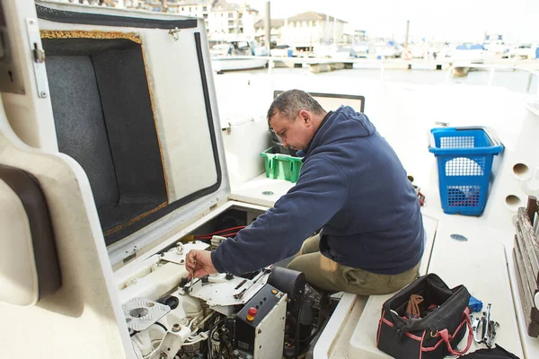Lodní Mechanik Opravuje Lodní Motor Stock Snímky