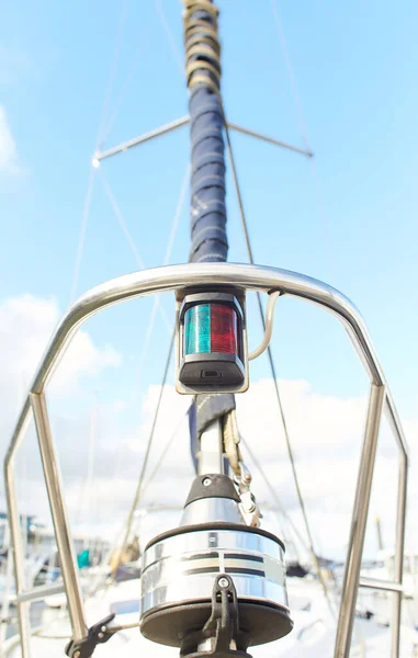 Feche Proa Barco Vela Uma Marina Com Linhas Cordas Luzes — Fotografia de Stock