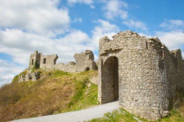 Dunamase Kalesi, İrlanda 'nın Portlaoise şehrinde bulunan tarihi bir binadır. Seyahat yeri simgesi.