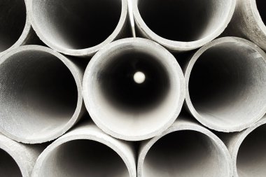 İnşaat için kullanılan hırdavatçıdaki borular. Beton kaplama, beton borular istifleme, şablon arka plan. Sulama için asbest boruları.