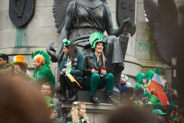 Dublin, İrlanda - 03.17.2023: Dublin Şehir Merkezi 'ndeki her yıl düzenlenen St. Patrick Günü Geçidi.