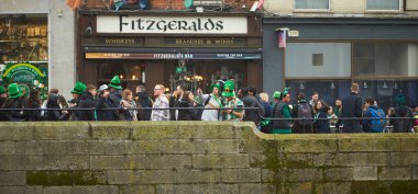 Dublin, İrlanda - 03.17.2023: Dublin Şehir Merkezi 'ndeki her yıl düzenlenen St. Patrick Günü Geçidi.