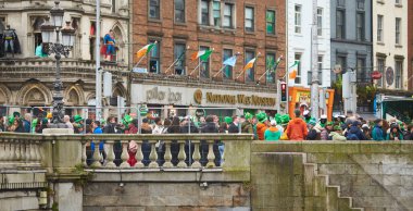 Dublin, İrlanda - 03.17.2023: Dublin Şehir Merkezi 'ndeki her yıl düzenlenen St. Patrick Günü Geçidi.