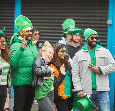 Dublin, İrlanda - 03.17.2023: Dublin Şehir Merkezi 'ndeki her yıl düzenlenen St. Patrick Günü Geçidi.