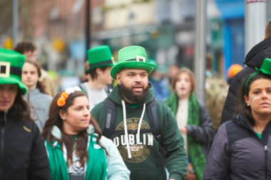 Dublin, İrlanda - 03.17.2023: Dublin Şehir Merkezi 'ndeki her yıl düzenlenen St. Patrick Günü Geçidi.